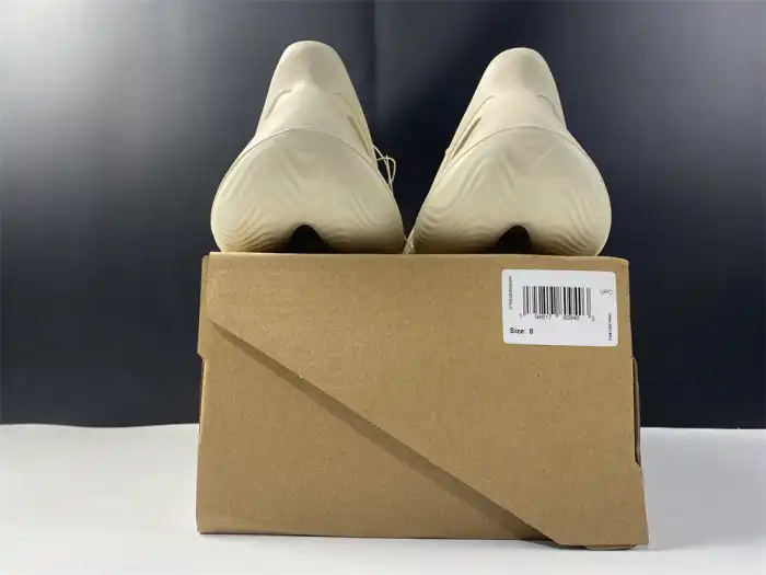 1st Kicks Adidas Yeezy Foam RNNR Sand FY4567 0128