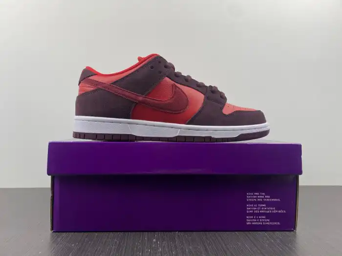 1st Kicks Nike SB Dunk Low Cherry DM0807-600 0201