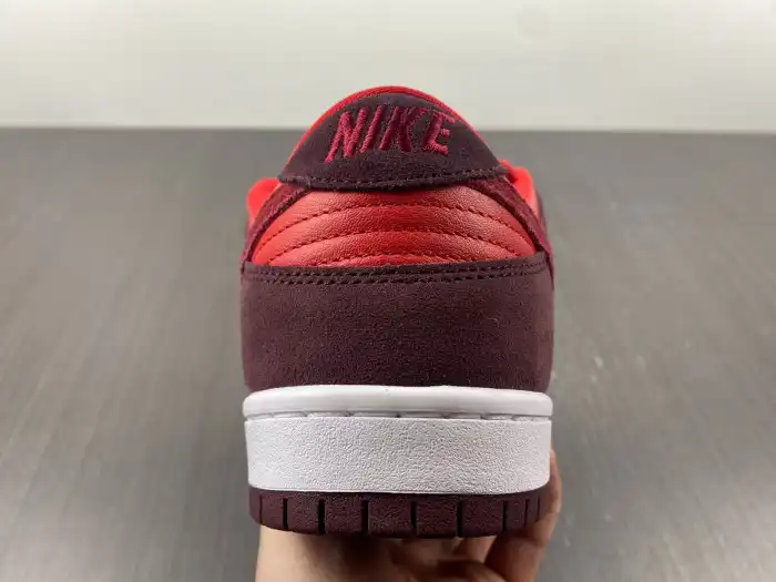 1st Kicks Nike SB Dunk Low Cherry DM0807-600 0201