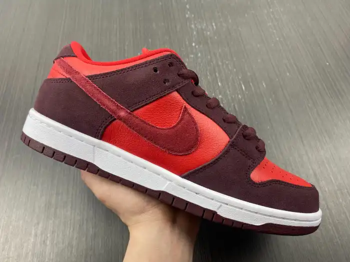 1st Kicks Nike SB Dunk Low Cherry DM0807-600 0201