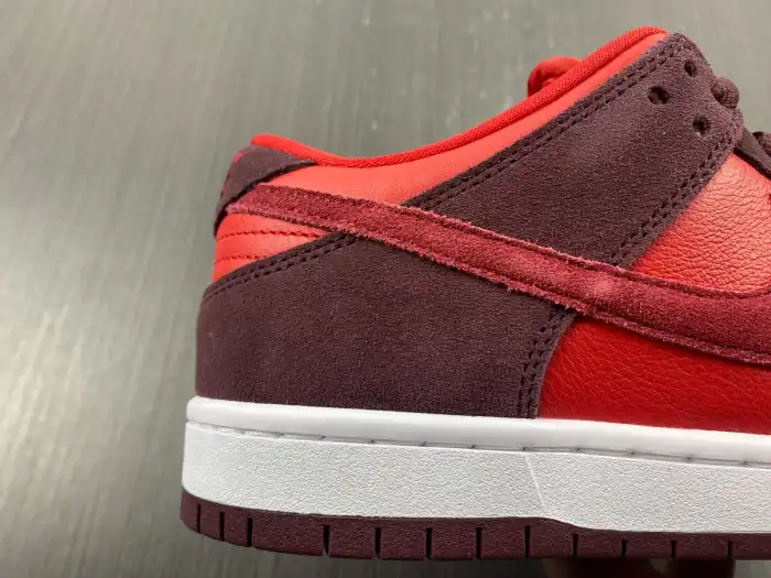 1st Kicks Nike SB Dunk Low Cherry DM0807-600 0201