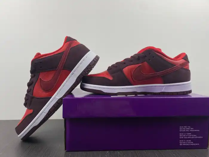 1st Kicks Nike SB Dunk Low Cherry DM0807-600 0201