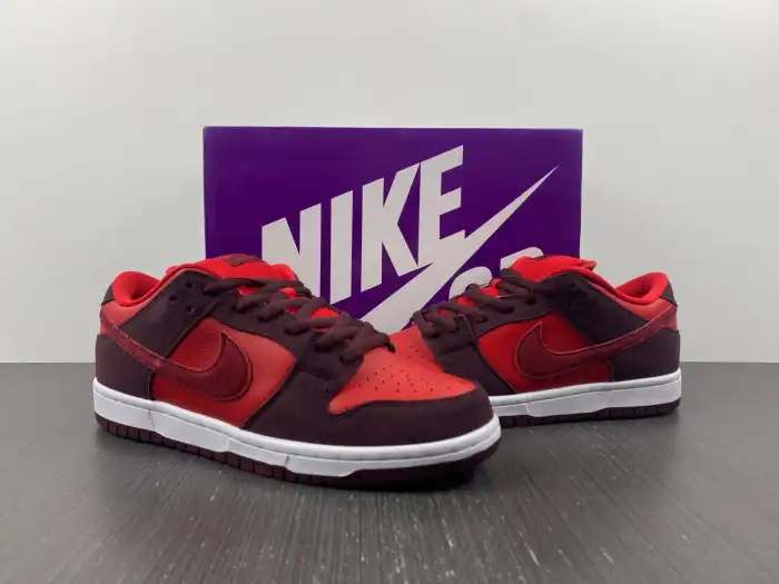 1st Kicks Nike SB Dunk Low Cherry DM0807-600 0201