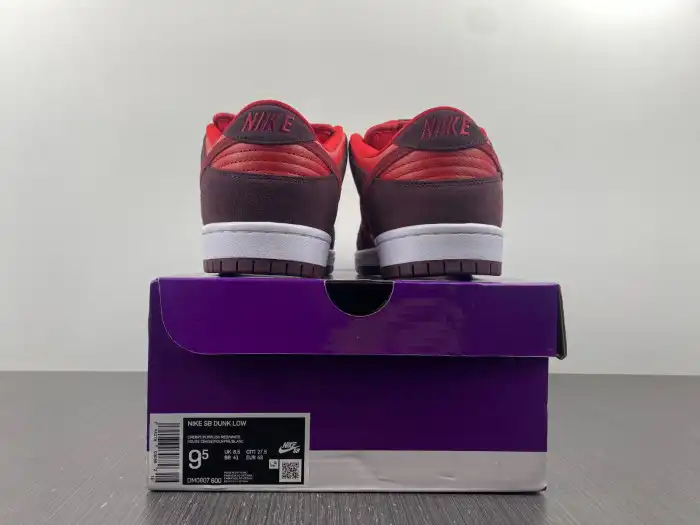 1st Kicks Nike SB Dunk Low Cherry DM0807-600 0201